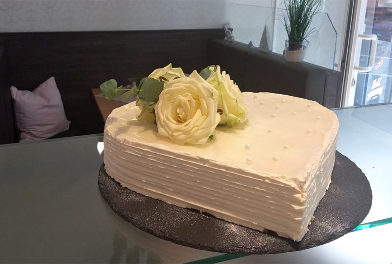 Hochzeitstorte Creme Mit Rose B Ckerei Konditorei Krahl