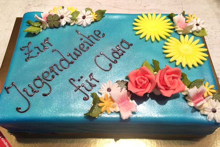 Jugendweihetorte in Blau mit Blumen › Bäckerei & Konditorei Heino Krahl